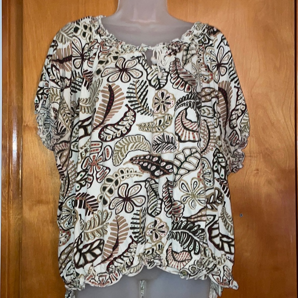Leaf printed short sleeve top with tie front trimmed with small elastic ruffles